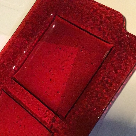 🎄
Red glass serving dish with 3 separate divided spaces., NEW - Picture 7 of 13